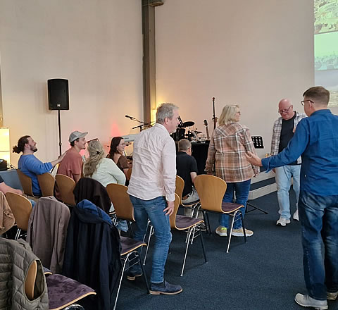 Menschen im Gottesdienst in Geisenheim im Rheingau