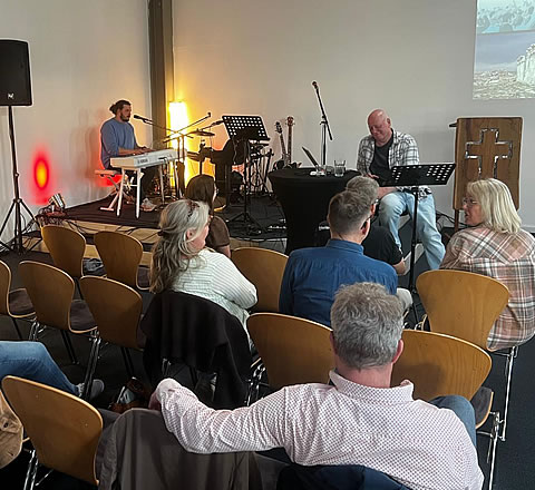 Menschen im Gottesdienst in Geisenheim im Rheingau