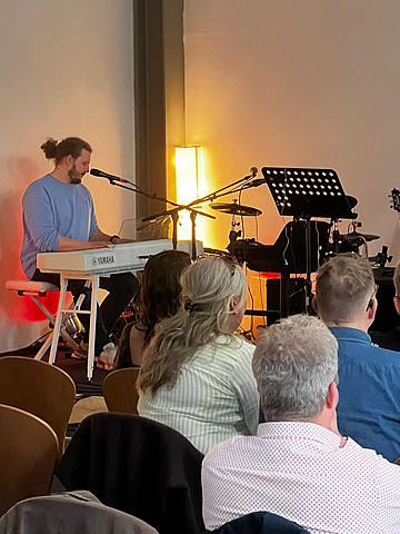 Menschen im Gottesdienst in Geisenheim im Rheingau
